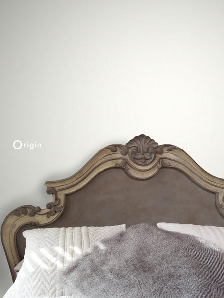 Detailaufnahme eines Bettes mit kunstvoll verziertem Kopfteil