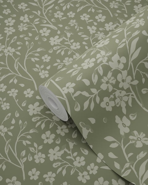 Vliestapete mit floralem Muster aus Blüten und Blättern in Grün und Hellgrau, Tapetenrolle.