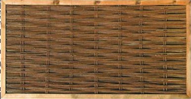 Sichtschutzelement aus Weidengeflecht mit Holzrahmen.