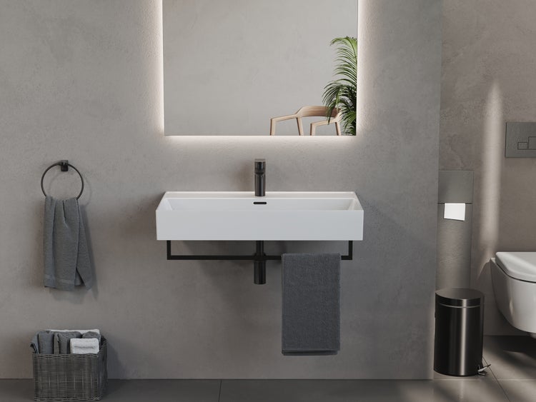 Modernes Badezimmer mit wandhängendem weißem rechteckigem Waschbecken, mattschwarzer Armatur, hinterleuchtetem Spiegel und grauen Wänden.