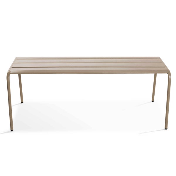 Moderne Gartenbank aus beigem Metall mit einer Sitzfläche aus Längslatten und abgerundeten Beinen.