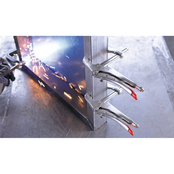 Zwei Schweisszwingen fixieren ein Metallstück beim Schweissen