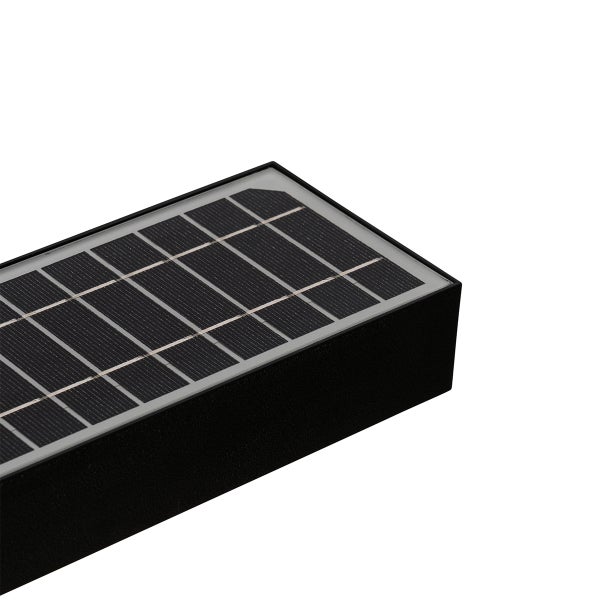 Nahaufnahme eines integrierten Solarpanels auf einer rechteckigen Außenleuchte.