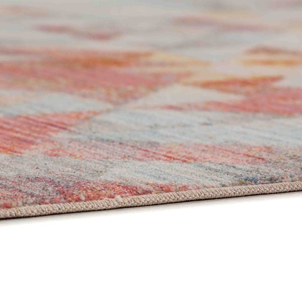 Teppich mit abstraktem Muster in Rot, Blau und Grau und gekettelter Kante.