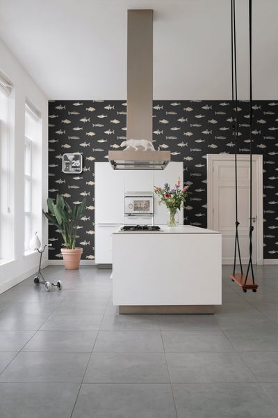 Helle Küche mit Kücheninsel, Dunstabzugshaube, und Wandtapete mit Fischmuster.