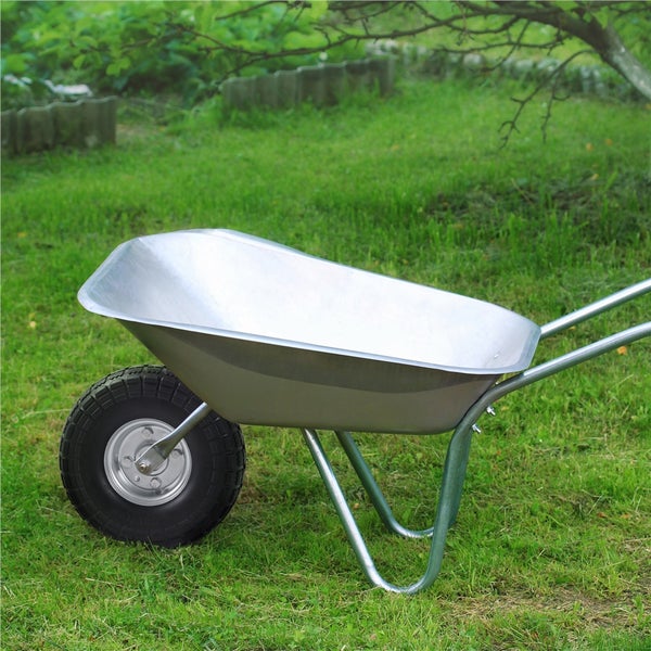 Schubkarre mit Reifen im Garten