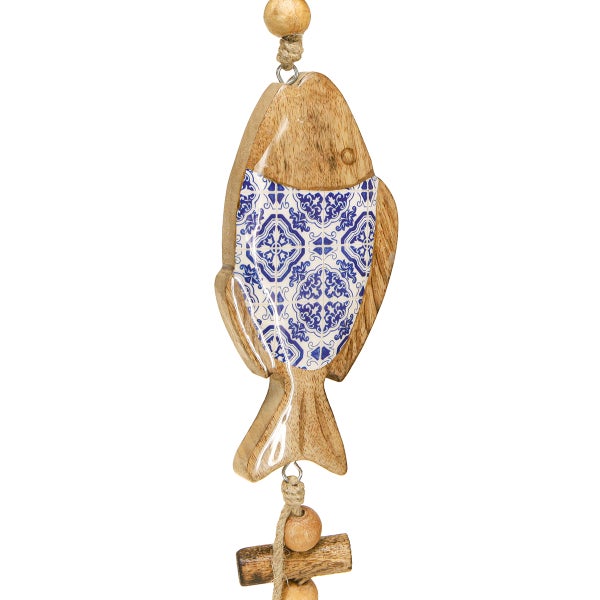 Dekorativer Fisch aus Holz mit blauem Muster als Hängedekoration