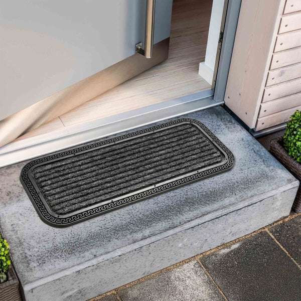 Fußabstreifer mit Muster vor einer geöffneten Tür