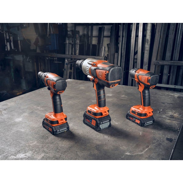 Akkuschrauber im Einsatz beim Schrauben in ein Holzstück