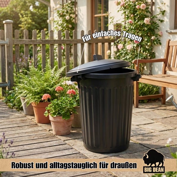 Robuste schwarze Kunststofftonne mit Deckel für den Außenbereich auf einer Gartenterrasse mit Pflanzen im Hintergrund.