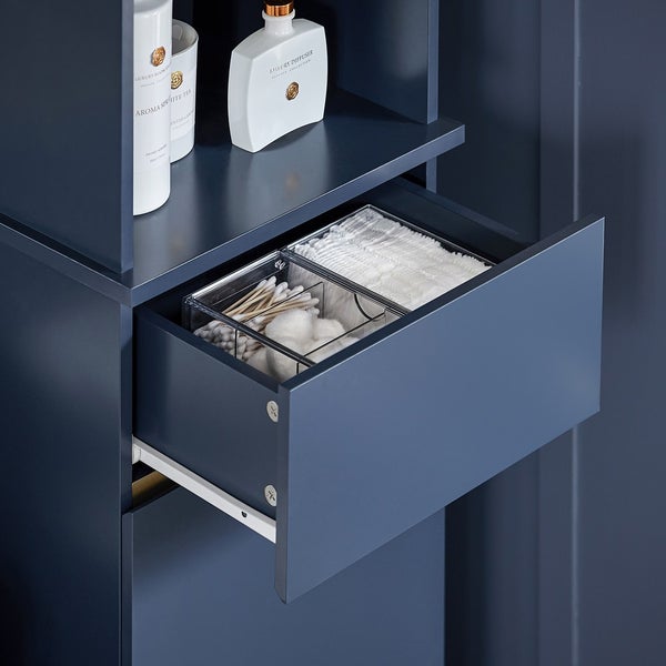 Detailaufnahme eines Badezimmerschranks mit offener Schublade, gefüllt mit Wattepads, Wattestäbchen und Kosmetikartikeln.