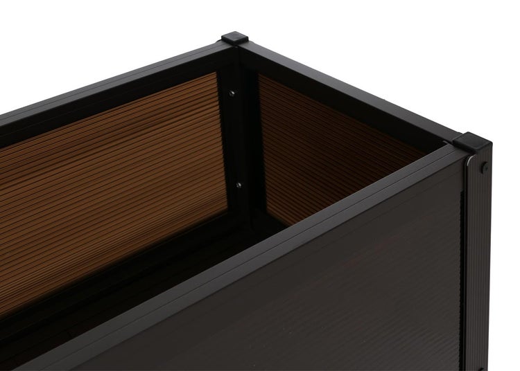 Detailansicht der Eckverbindung eines Hochbeets mit Metallrahmen und Paneelen in Holzoptik.