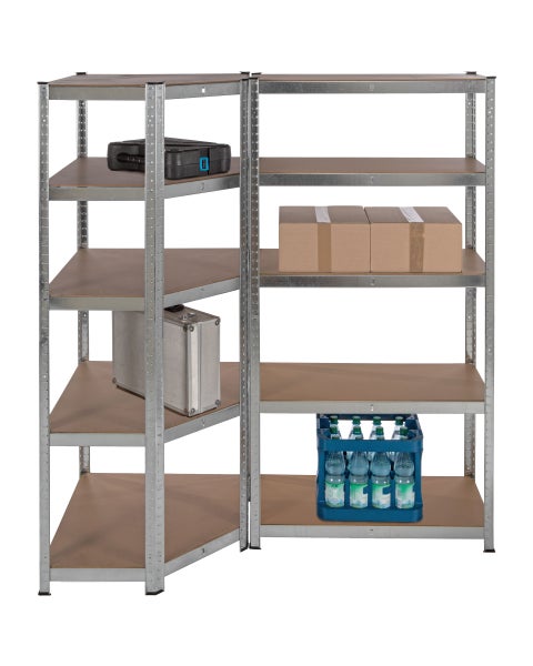 Verzinktes Metall-Eckregal mit fünf Holzböden, beladen mit Werkzeugkoffern, Kartons und einem Getränkekasten.