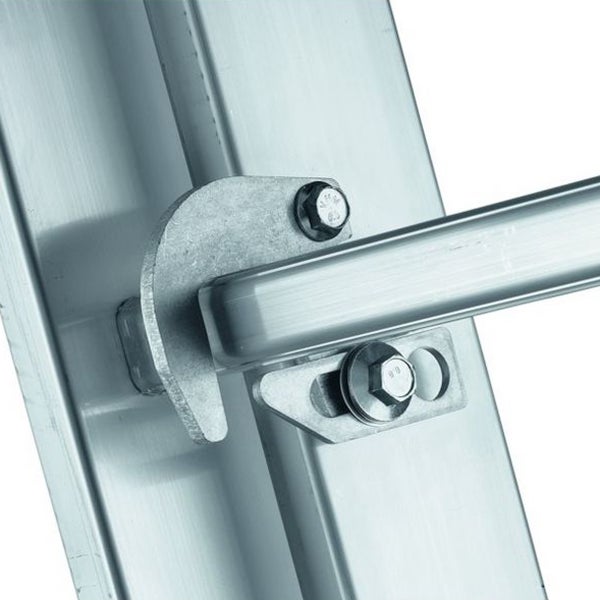 Detailansicht einer Aluminiumleiter mit Verbindungselementen