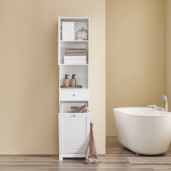 Badezimmer mit weißem Hochschrank, Badewanne und Handtüchern