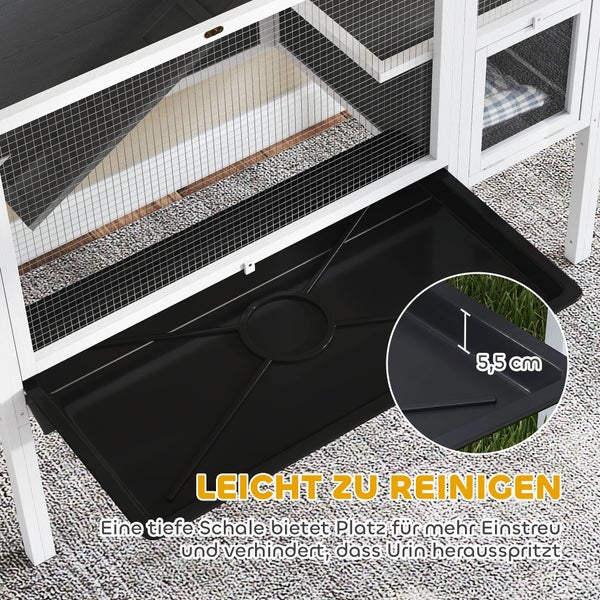 Kleintierstall mit ausziehbarer, 5 komma 5 Zentimeter tiefer Bodenwanne für einfache Reinigung und viel Einstreu.