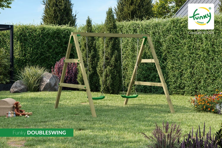 Hölzerne Doppelschaukel mit zwei grünen Kunststoffsitzen in einem hellen, gepflegten Garten. Stabiles A-Gestell auf einer Rasenfläche. Funky Combo Logo.