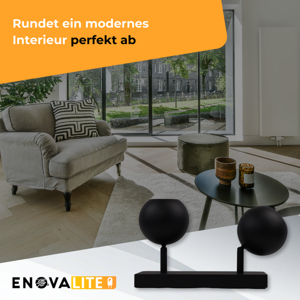 Wohnzimmer mit Sessel, Tisch und EnovaLite Leuchte für moderne Inneneinrichtung.