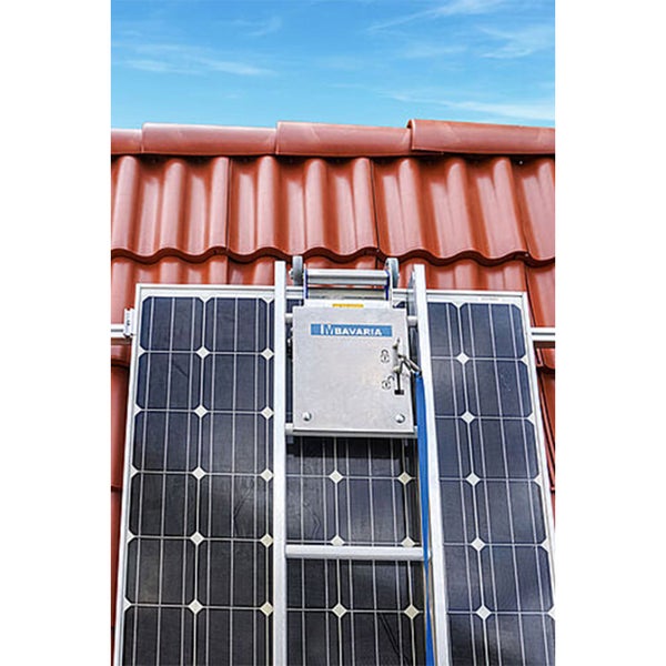 Bavaria Solarmodul Montagehilfe auf einem Ziegeldach befestigt zur sicheren Installation von Photovoltaikanlagen