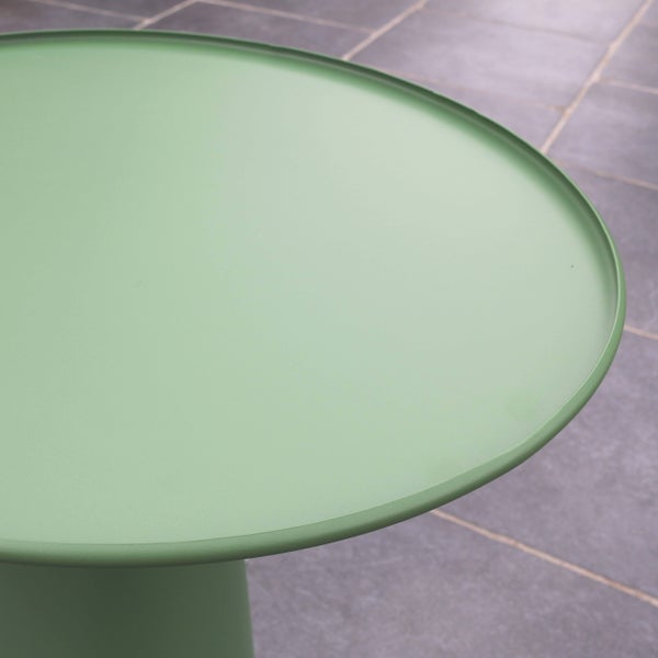 Nahaufnahme der runden Tischplatte eines grünen Gartentischs aus Metall mit erhöhtem Rand.