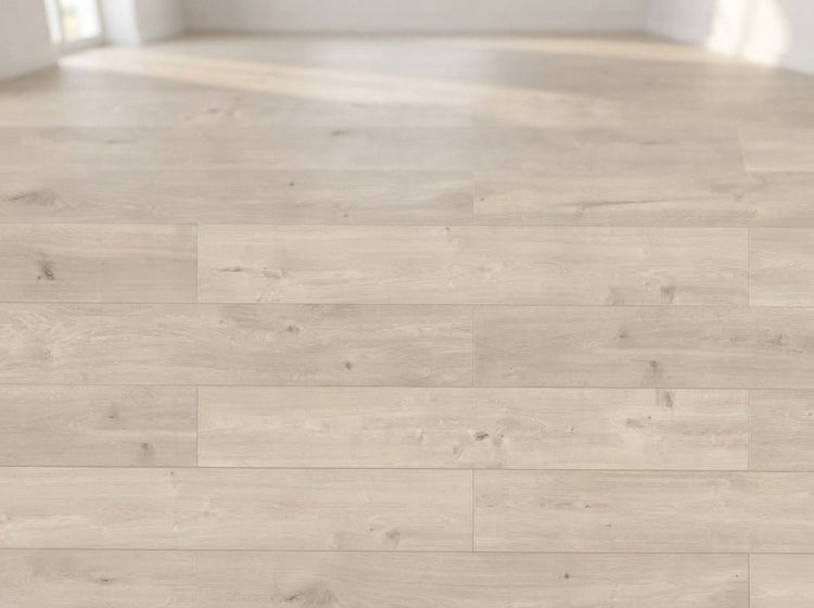 Heller Laminatboden in Holzoptik mit natürlicher Maserung verlegt in einem Raum.