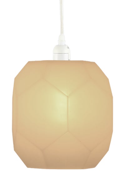 Ein Wohnzimmer mit einem hellen Teppich mit floralen Mustern, einem Sessel und einem Tisch.