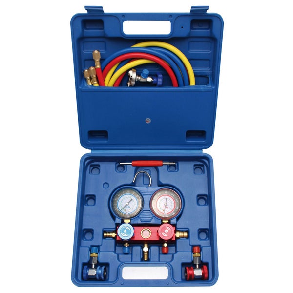 Kältemittel-Füllgerät mit Manometern und Schläuchen im Werkzeugkoffer
