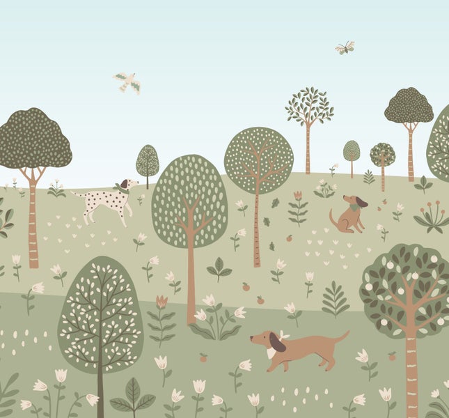 Kindertapete mit Waldmotiv, Bäumen, Hunden wie Dalmatiner und Dackel sowie kleinen Blumen und Vögeln.