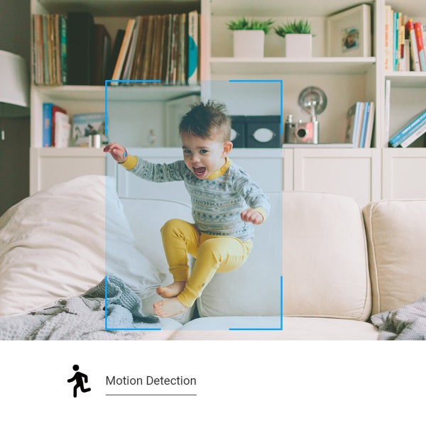 Kind springt auf Sofa im Wohnzimmer; Bewegungserkennung