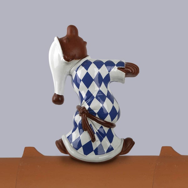Firstfigur Schlafwandler im bayerischen Rautenmuster aus Keramik für die Dachgestaltung.