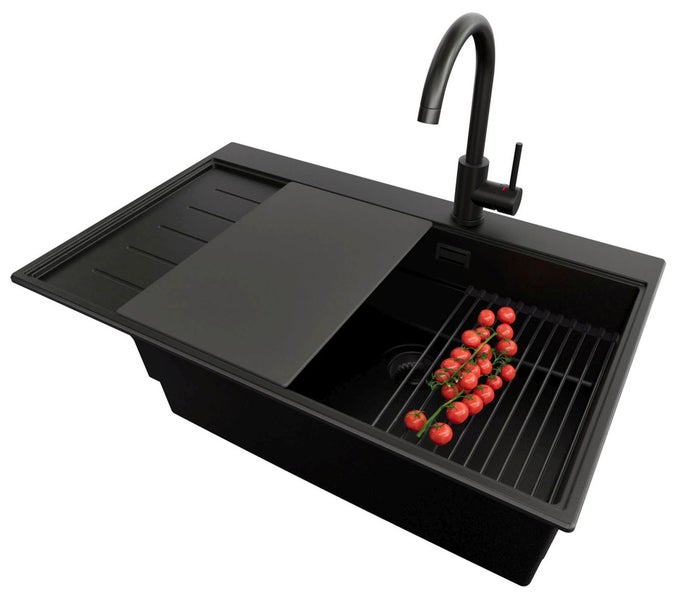 Schwarze Küchenspüle mit Abtropffläche, Schneidebrett und Wasserhahn