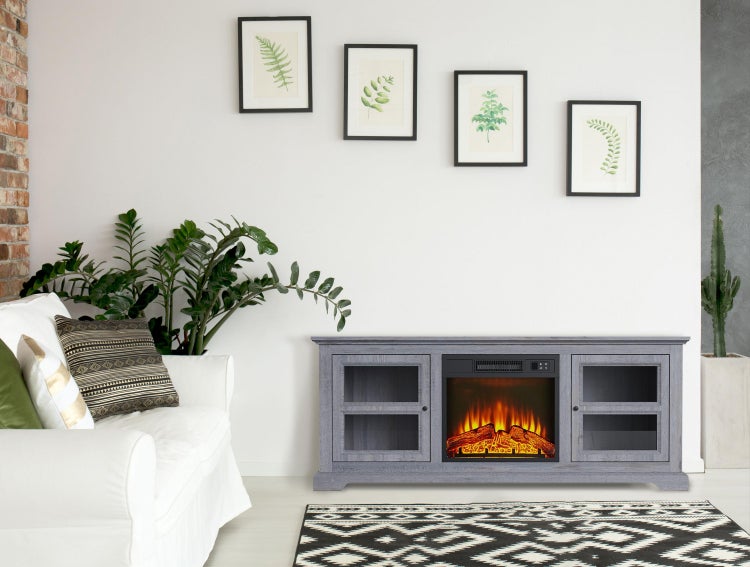 Wohnzimmer mit elektrischem Kaminofen, Sofa und Zimmerpflanzen für eine helle und organisierte Atmosphäre.