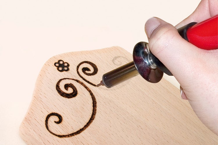 Teppich mit Streifenmuster und Stuhl