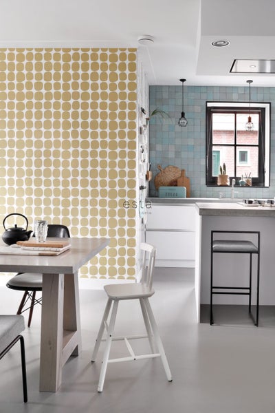 Helles Esszimmer mit gemusterter Tapete und Küchenbereich