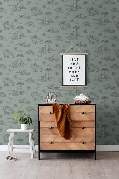 Kinderzimmer mit Dinosaurier Tapete, Kommode, Hocker und dekorativen Elementen.