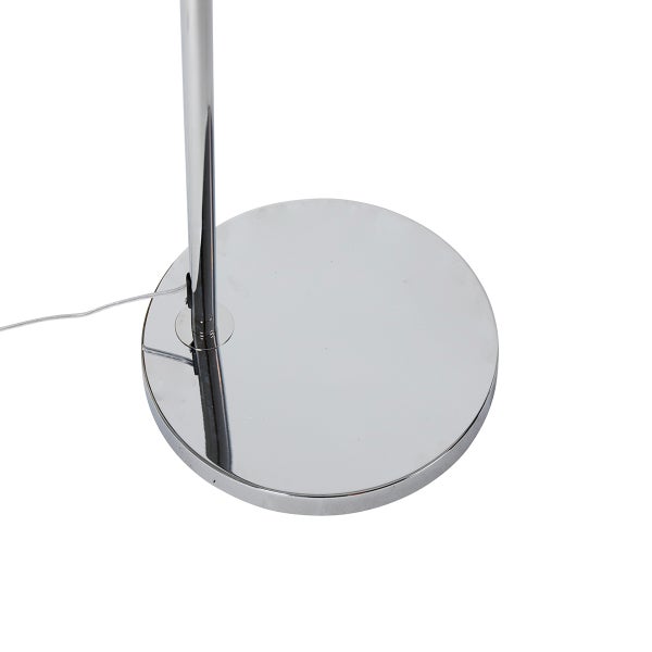 Detailaufnahme des Standfußes einer Stehlampe aus Metall