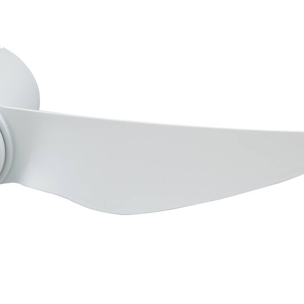 Nahaufnahme eines aerodynamisch geformten weißen Flügels für einen Deckenventilator.