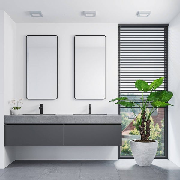Modernes Badezimmer mit Doppelwaschtisch in Anthrazit, Betonoptik-Platte, zwei schwarzen Spiegeln, schwarzen Armaturen und Zimmerpflanze.