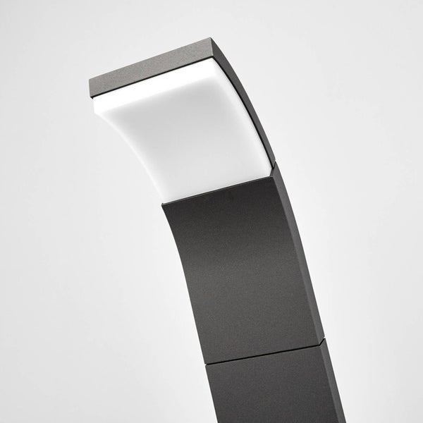 Moderne Außenleuchte in Anthrazit mit gebogenem Kopf und weißem Diffusor.