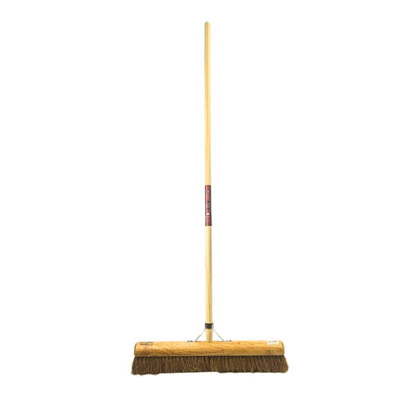 Besen mit Holzstiel für Reinigungsarbeiten
