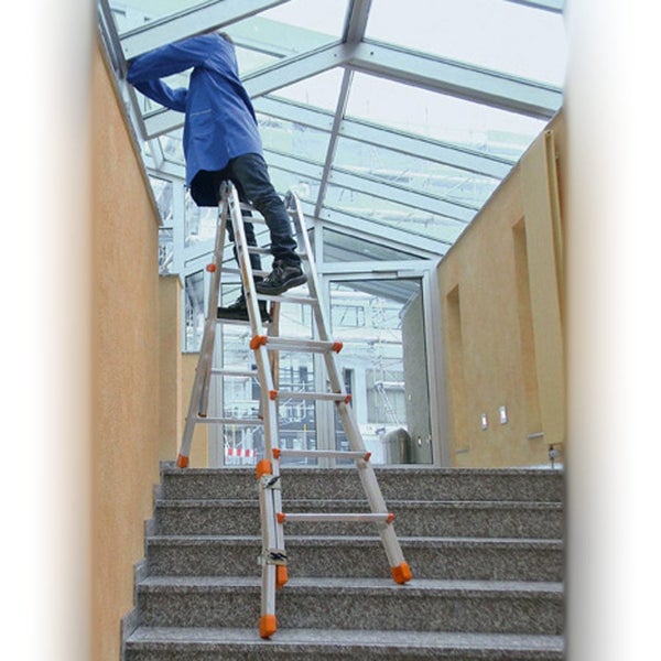 Eine Person steht auf einer Aluminium-Mehrzweckleiter, die sicher auf einer Treppe in einem Wintergarten aufgestellt ist.