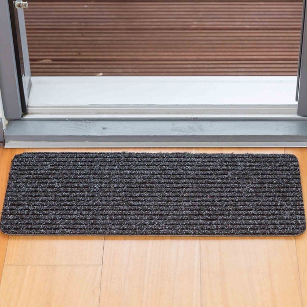 Fußmatte vor einer Tür auf einem Holzboden