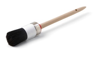 Rundpinsel mit Holzstiel und dunklen Borsten für präzise Malerarbeiten.