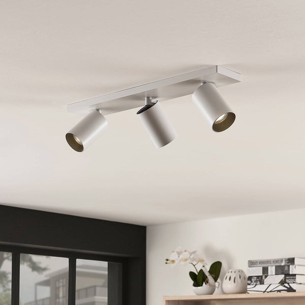 Deckenleuchte mit drei Strahlern zur Innenraumbeleuchtung