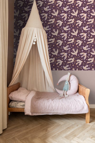 Kinderzimmer mit Himmelbett, Bett und gemusterter Tapete