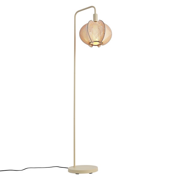 Moderne Stehlampe mit geschwungenem Lampenschirm aus Holzlamellen und schlankem Metallgestell