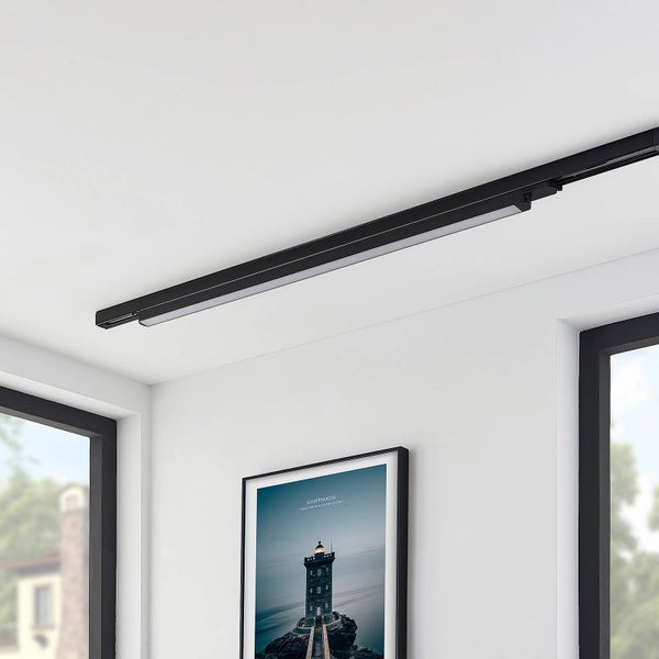 Modernes, helles Zimmer mit schwarzer linearer LED-Leuchte an der Decke und einem gerahmten Bild an der Wand.