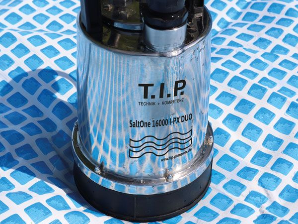 Spiegelbefestigungsset bestehend aus Schlitzschraube, Dübel, Kunststoffscheiben und verchromter Abdeckkappe.