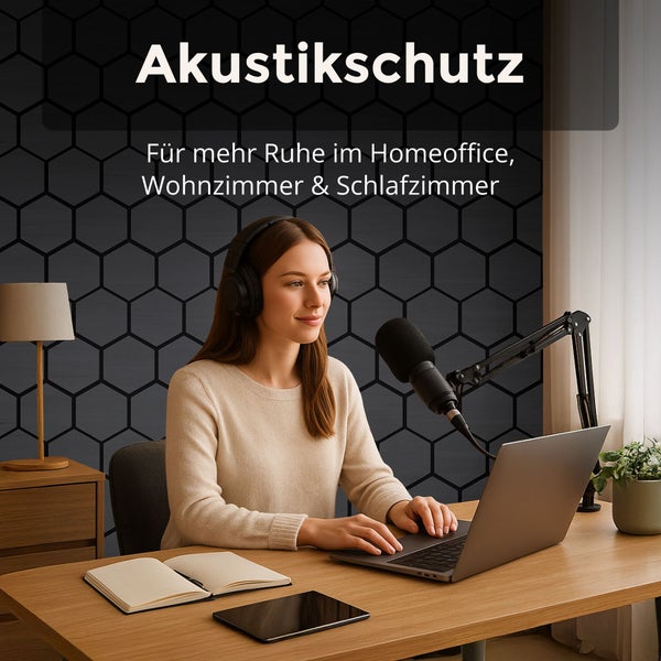 Frau im Homeoffice mit Kopfhörern und Mikrofon vor einer Wand mit sechseckigen Akustikpaneelen für Schallschutz.