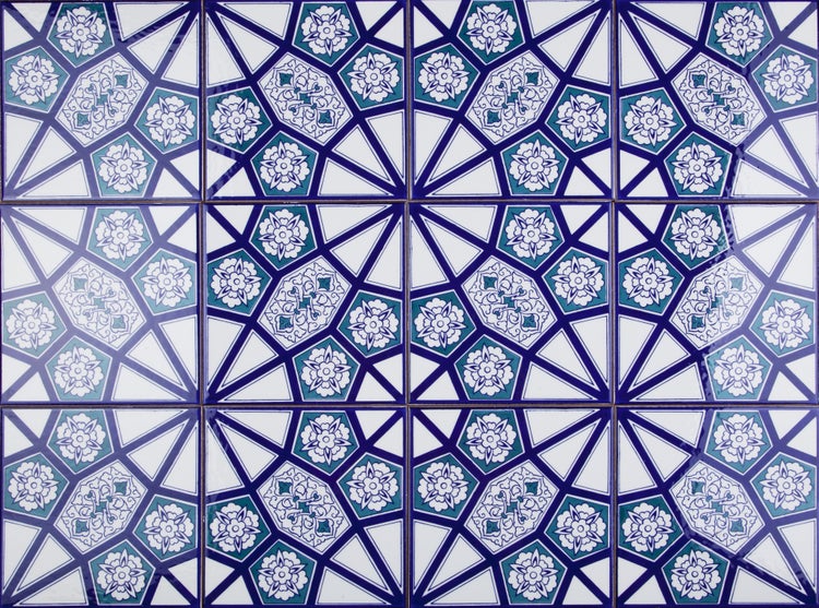 Fliesenmuster mit floralen und geometrischen Elementen